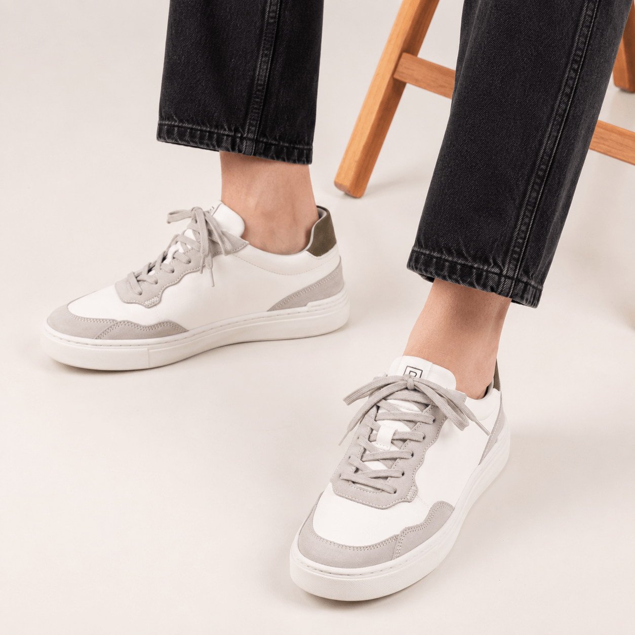 Zapatilla de cuero y gamuza con suela de goma
